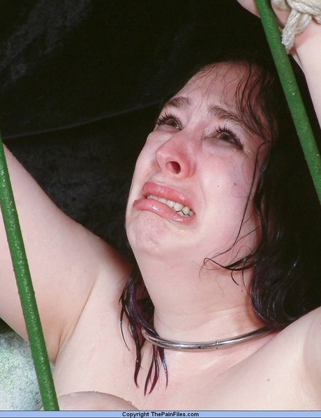 Женщину-секс-рабыню с избыточным весом удерживают в корзине во время игры с иглой